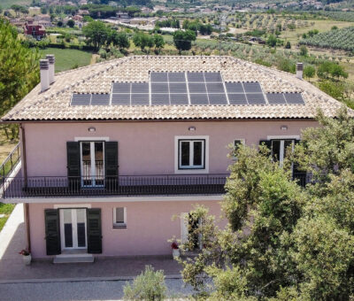 Facciata de La Sabinese con leccio in primo piano e panorama sulla campagna Sabina