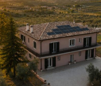 Vista dal drone dell'agriturismo all'alba